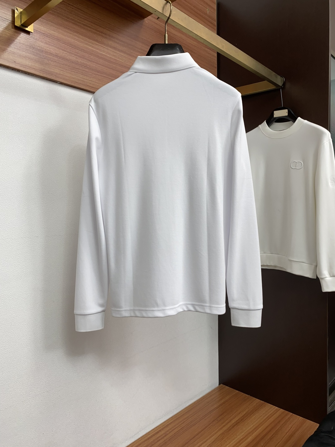 巴宝莉 2026秋冬新品 BURBERRY战马刺绣桑蚕丝双面珠地长袖Polo 甄选高定桑蚕丝混纺双面珠地面料,将桑蚕丝的 巴宝莉 2026秋冬新品 BURBERRY战马刺绣桑蚕丝双面珠地长袖Polo 甄选高定桑蚕丝混纺双面珠地面料,将桑蚕丝的