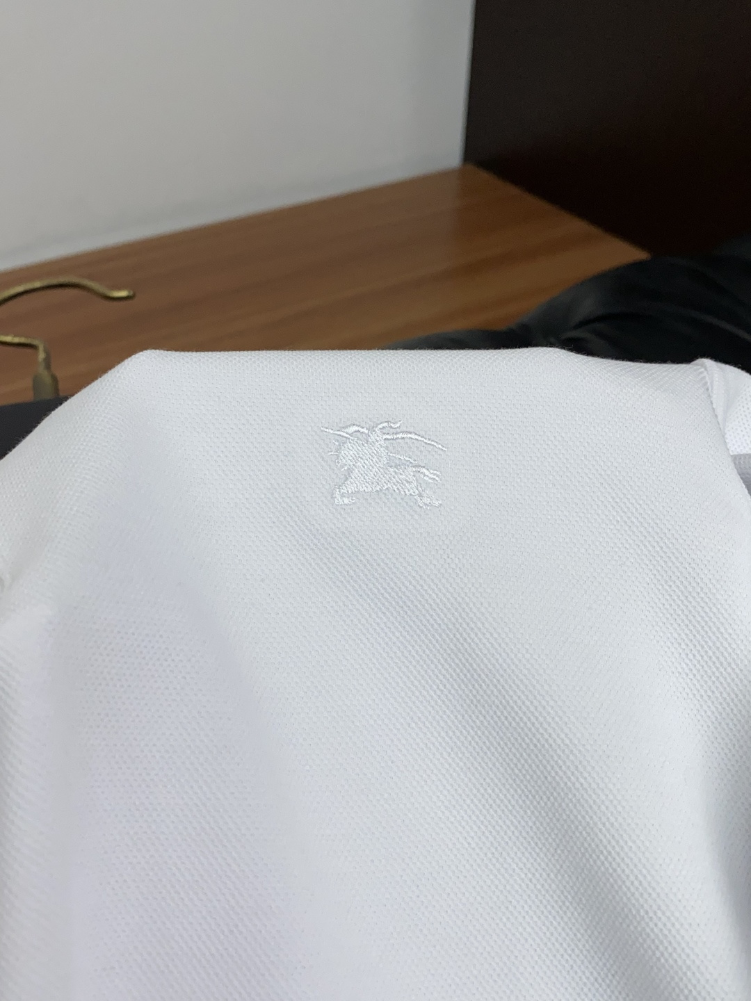 巴宝莉 2026秋冬新品 BURBERRY战马刺绣桑蚕丝双面珠地长袖Polo 甄选高定桑蚕丝混纺双面珠地面料,将桑蚕丝的 巴宝莉 2026秋冬新品 BURBERRY战马刺绣桑蚕丝双面珠地长袖Polo 甄选高定桑蚕丝混纺双面珠地面料,将桑蚕丝的
