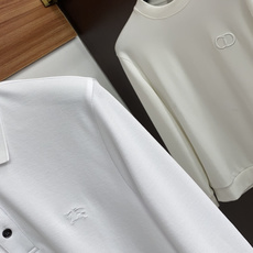 巴宝莉 2026秋冬新品 BURBERRY战马刺绣桑蚕丝双面珠地长袖Polo 甄选高定桑蚕丝混纺双面珠地面料,将桑蚕丝的 巴宝莉 2026秋冬新品 BURBERRY战马刺绣桑蚕丝双面珠地长袖Polo 甄选高定桑蚕丝混纺双面珠地面料,将桑蚕丝的