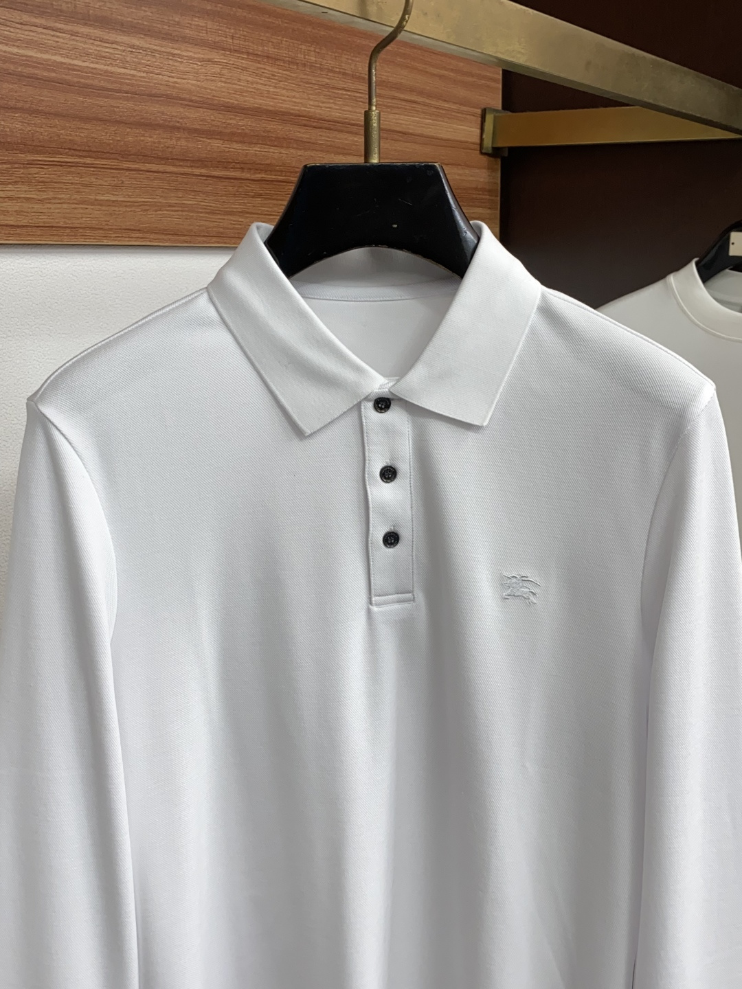 巴宝莉 2026秋冬新品 BURBERRY战马刺绣桑蚕丝双面珠地长袖Polo 甄选高定桑蚕丝混纺双面珠地面料,将桑蚕丝的 巴宝莉 2026秋冬新品 BURBERRY战马刺绣桑蚕丝双面珠地长袖Polo 甄选高定桑蚕丝混纺双面珠地面料,将桑蚕丝的