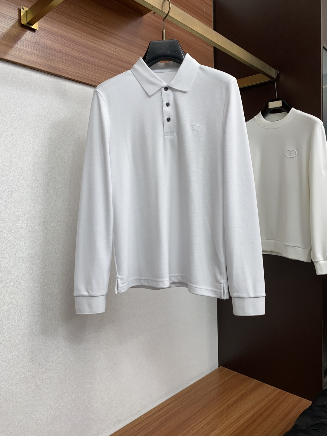 巴宝莉 2026秋冬新品 BURBERRY战马刺绣桑蚕丝双面珠地长袖Polo 甄选高定桑蚕丝混纺双面珠地面料,将桑蚕丝的 巴宝莉 2026秋冬新品 BURBERRY战马刺绣桑蚕丝双面珠地长袖Polo 甄选高定桑蚕丝混纺双面珠地面料,将桑蚕丝的