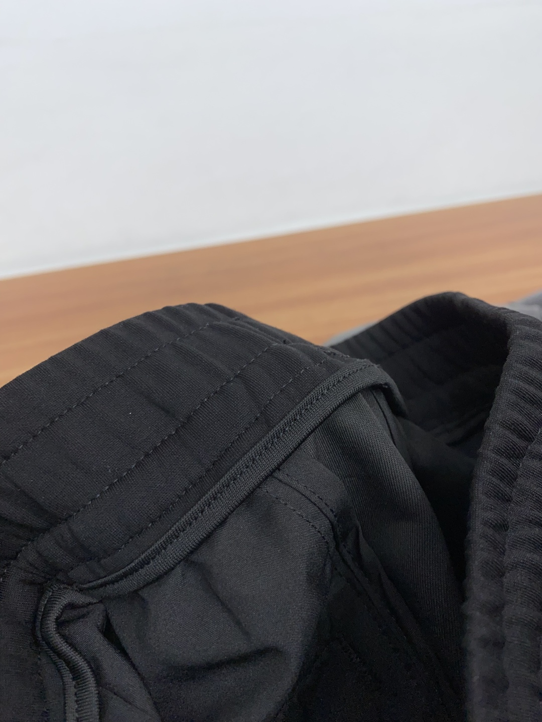 프라다 자수 장식 스트레이트 레그 남성 바지 상세 이미지 6