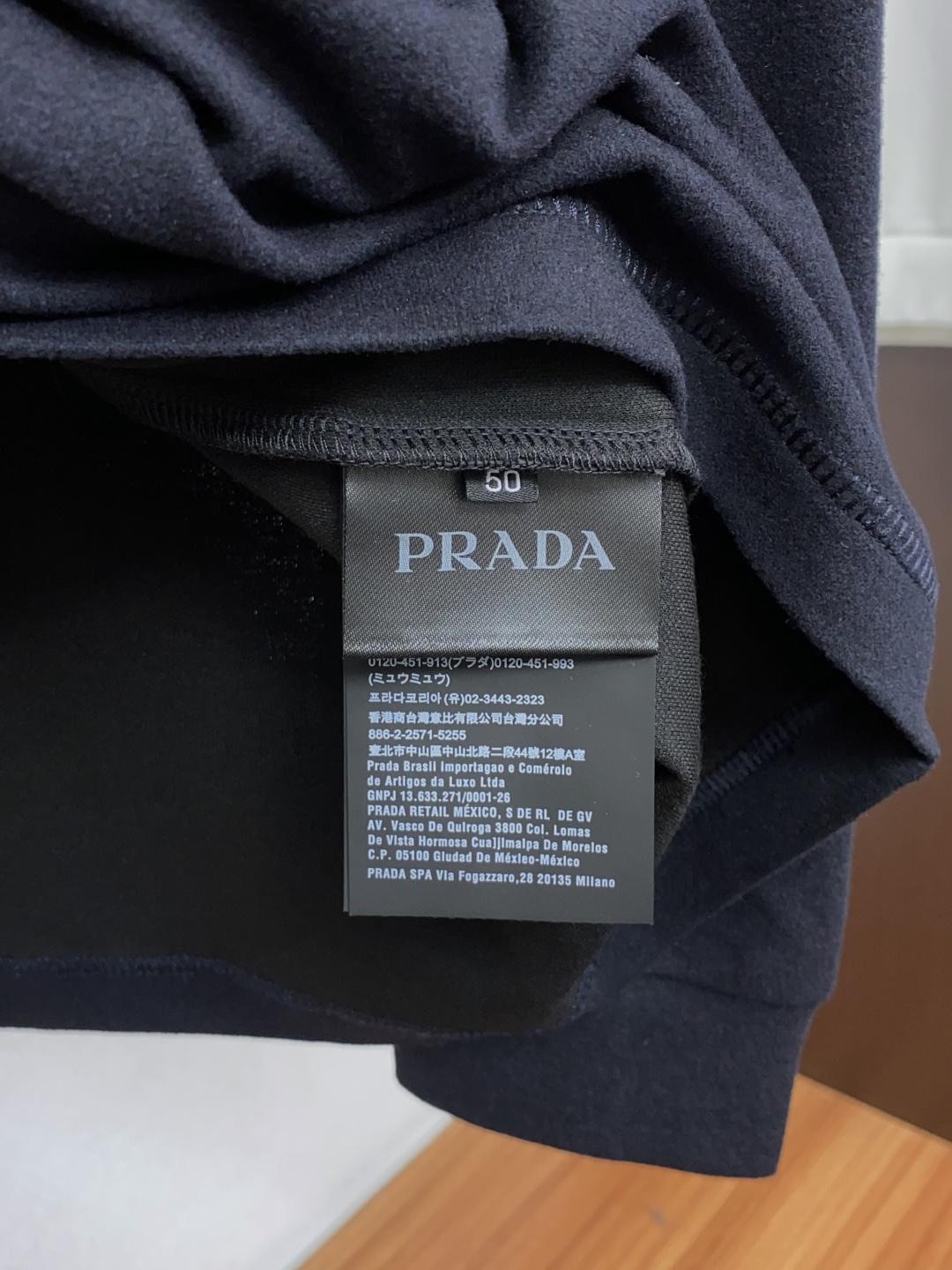 普拉达 PRADA26秋冬爆款打底衫 男士简约圆领长袖针织打底,合身微宽松版型。秋冬高品质刚需打底,甄选驼绒蚕丝双料混纺 普拉达 PRADA26秋冬爆款打底衫 男士简约圆领长袖针织打底,合身微宽松版型。秋冬高品质刚需打底,甄选驼绒蚕丝双料混纺