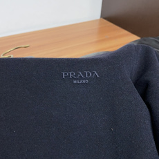 普拉达 PRADA26秋冬爆款打底衫 男士简约圆领长袖针织打底,合身微宽松版型。秋冬高品质刚需打底,甄选驼绒蚕丝双料混纺 普拉达 PRADA26秋冬爆款打底衫 男士简约圆领长袖针织打底,合身微宽松版型。秋冬高品质刚需打底,甄选驼绒蚕丝双料混纺