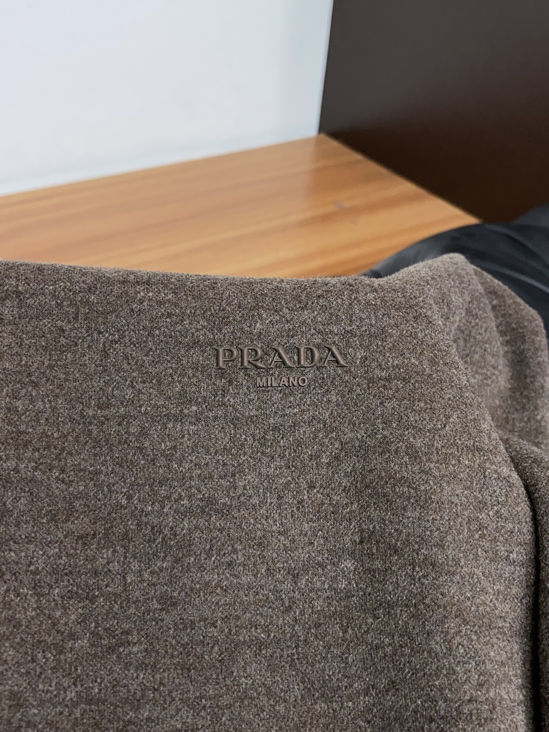普拉达 PRADA26秋冬爆款打底衫 男士简约圆领长袖针织打底,合身微宽松版型。秋冬高品质刚需打底,甄选驼绒蚕丝双料混纺 普拉达 PRADA26秋冬爆款打底衫 男士简约圆领长袖针织打底,合身微宽松版型。秋冬高品质刚需打底,甄选驼绒蚕丝双料混纺