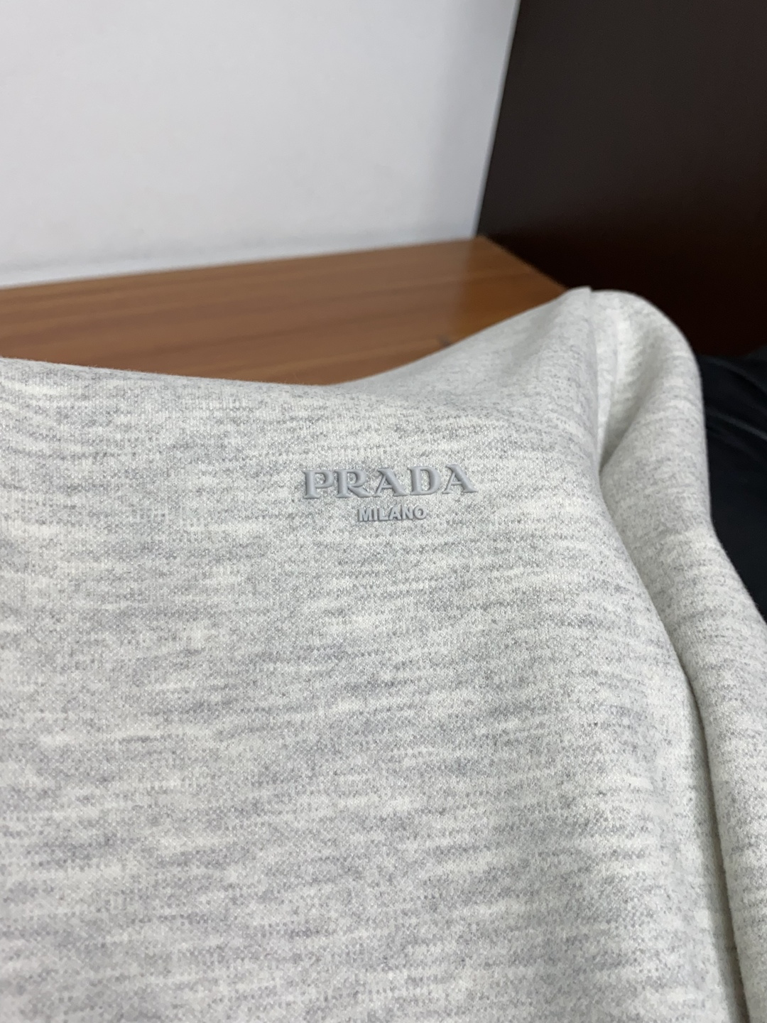 普拉达 PRADA26秋冬爆款打底衫 男士简约圆领长袖针织打底,合身微宽松版型。秋冬高品质刚需打底,甄选驼绒蚕丝双料混纺 普拉达 PRADA26秋冬爆款打底衫 男士简约圆领长袖针织打底,合身微宽松版型。秋冬高品质刚需打底,甄选驼绒蚕丝双料混纺