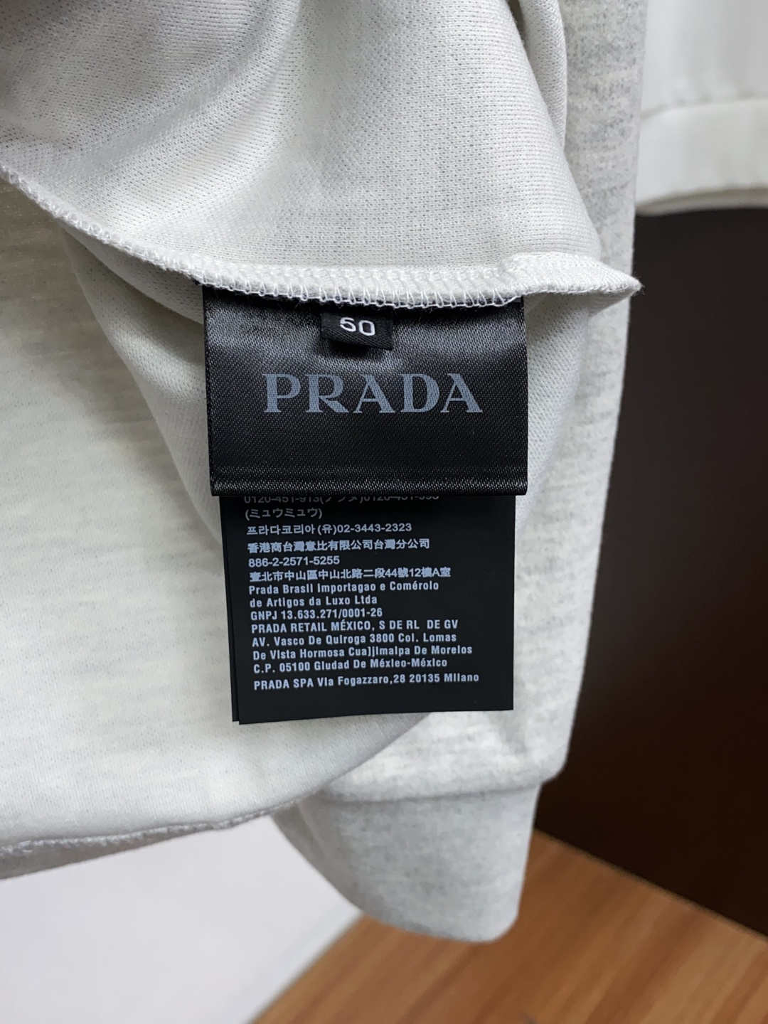 普拉达 PRADA26秋冬爆款打底衫 男士简约圆领长袖针织打底,合身微宽松版型。秋冬高品质刚需打底,甄选驼绒蚕丝双料混纺 普拉达 PRADA26秋冬爆款打底衫 男士简约圆领长袖针织打底,合身微宽松版型。秋冬高品质刚需打底,甄选驼绒蚕丝双料混纺