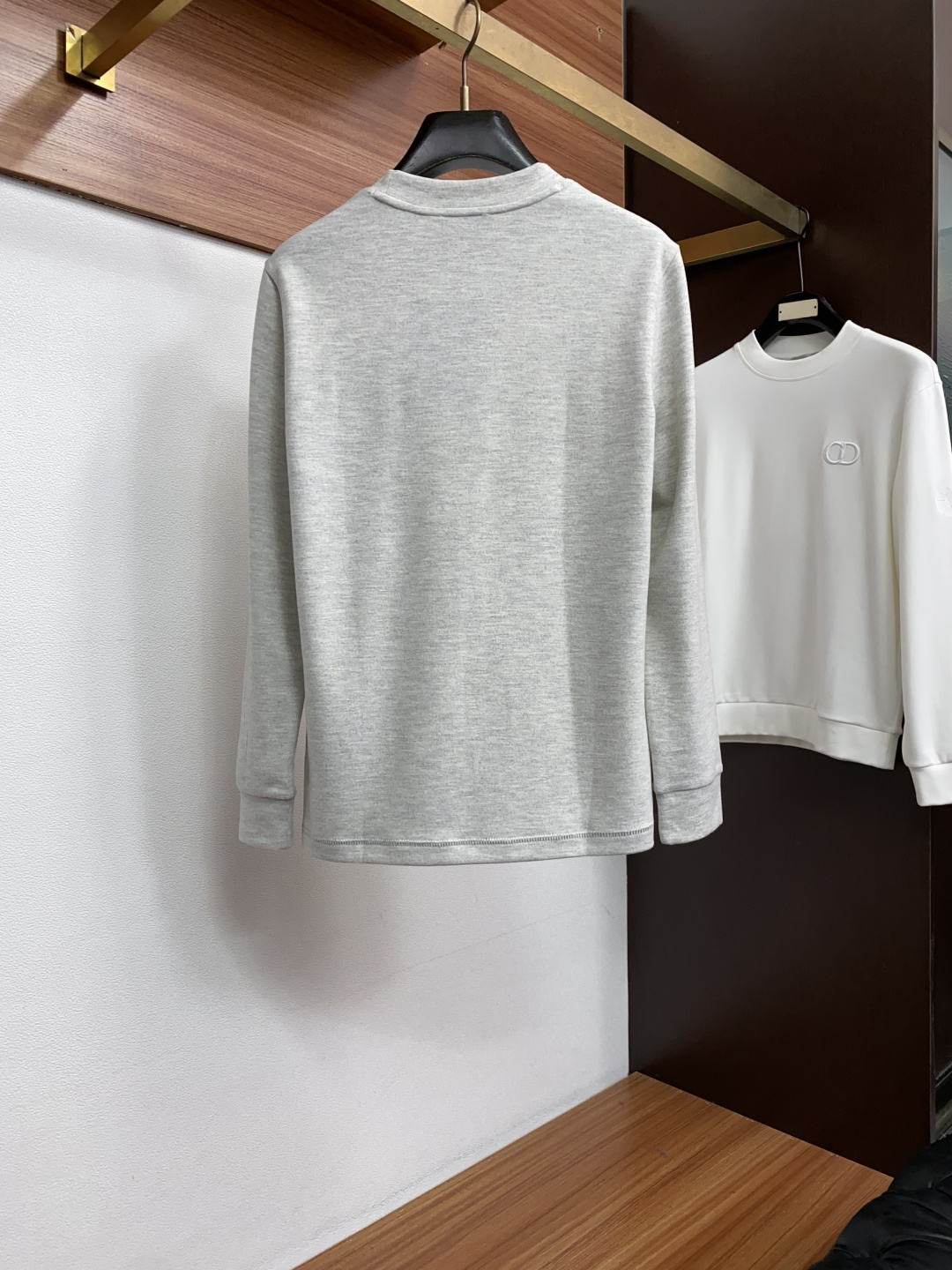 普拉达 PRADA26秋冬爆款打底衫 男士简约圆领长袖针织打底,合身微宽松版型。秋冬高品质刚需打底,甄选驼绒蚕丝双料混纺 普拉达 PRADA26秋冬爆款打底衫 男士简约圆领长袖针织打底,合身微宽松版型。秋冬高品质刚需打底,甄选驼绒蚕丝双料混纺