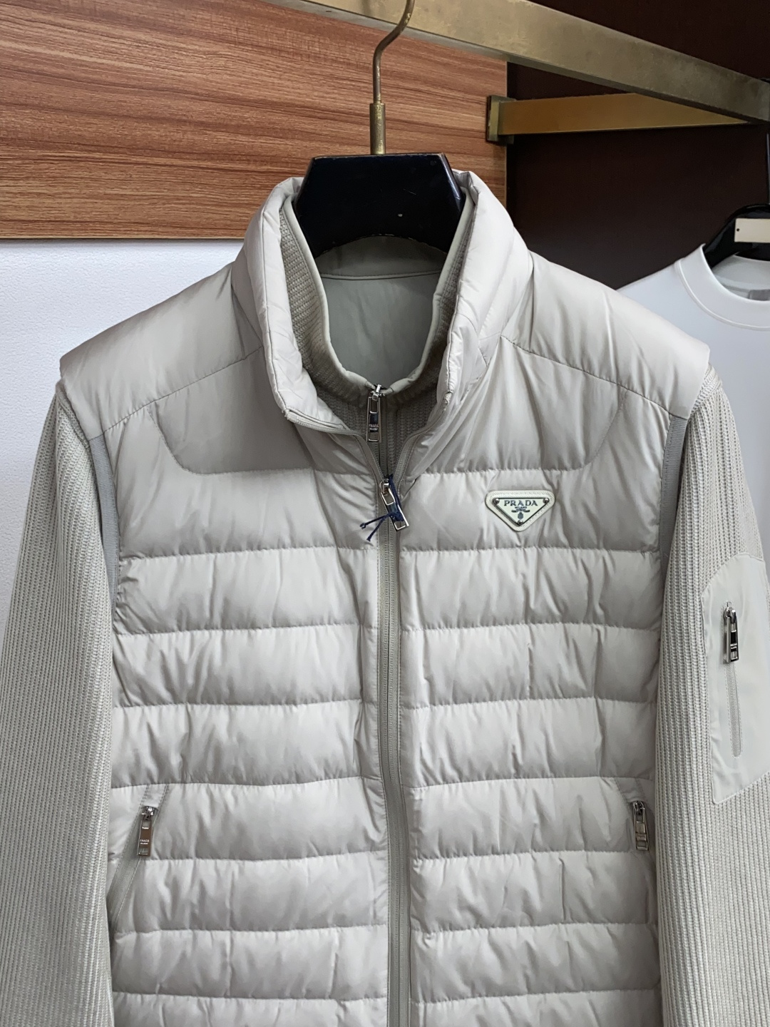 普拉达 2026秋冬新款｜男士立领针织两件套羽绒服上新 针织夹克+羽绒马甲 经典横条轻羽绒，米白 黑 双色齐发 极简立领