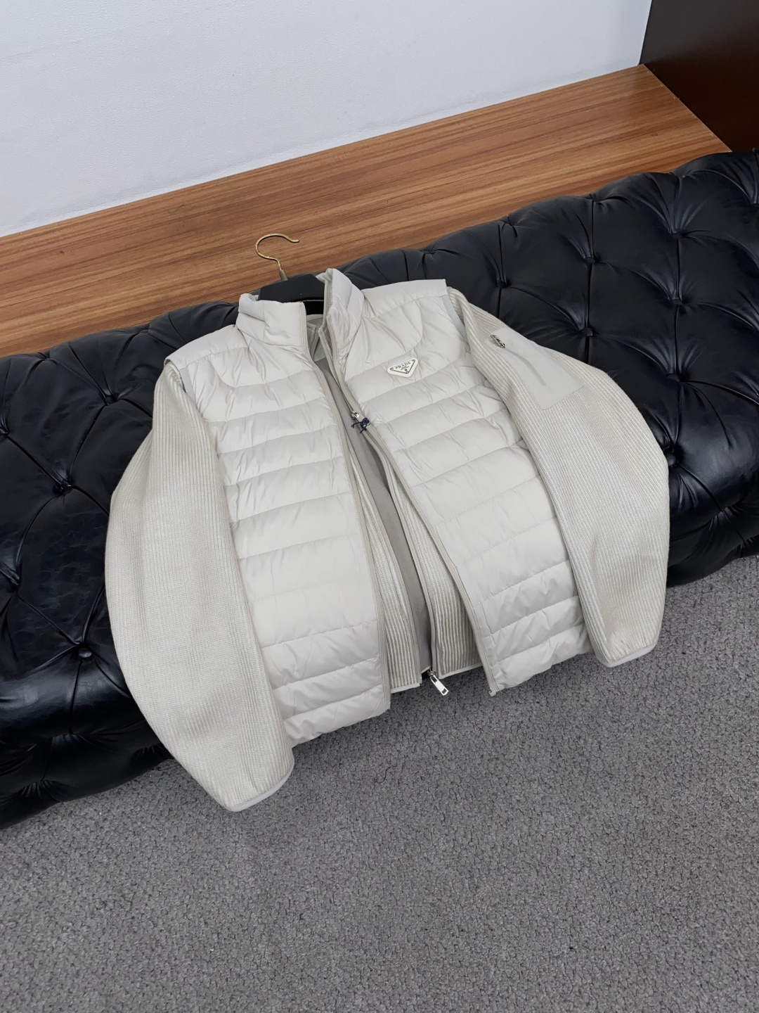 普拉达 2026秋冬新款｜男士立领针织两件套羽绒服上新 针织夹克+羽绒马甲 经典横条轻羽绒，米白 黑 双色齐发 极简立领