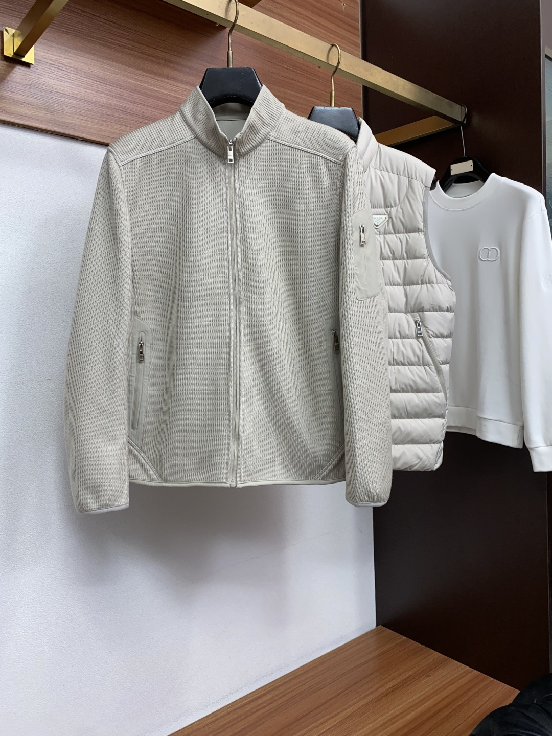 普拉达 2026秋冬新款｜男士立领针织两件套羽绒服上新 针织夹克+羽绒马甲 经典横条轻羽绒，米白 黑 双色齐发 极简立领