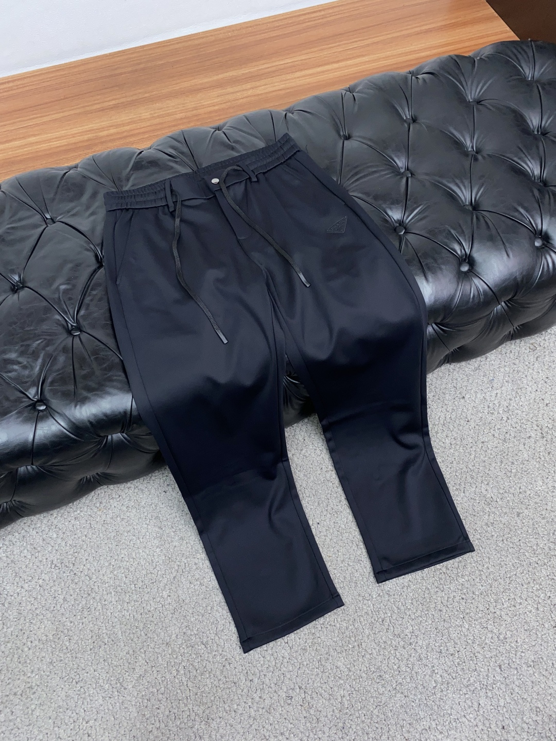 普拉达 29-38 最新款秋冬休闲裤最新款上身版型无敌正!直筒版型 绝对可以闭眼收的一款 此款裤子非常百搭,弹力腰围,日 普拉达 29-38 最新款秋冬休闲裤最新款上身版型无敌正!直筒版型 绝对可以闭眼收的一款 此款裤子非常百搭,弹力腰围,日