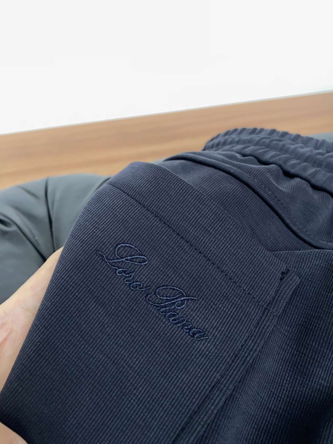 Loro Piana 诺悠翩雅 最新款秋冬休闲裤最新款上身版型无敌正!直筒版型 绝对可以闭眼收的一款 此款裤子非常百搭, Loro Piana 诺悠翩雅 最新款秋冬休闲裤最新款上身版型无敌正!直筒版型 绝对可以闭眼收的一款 此款裤子非常百搭,