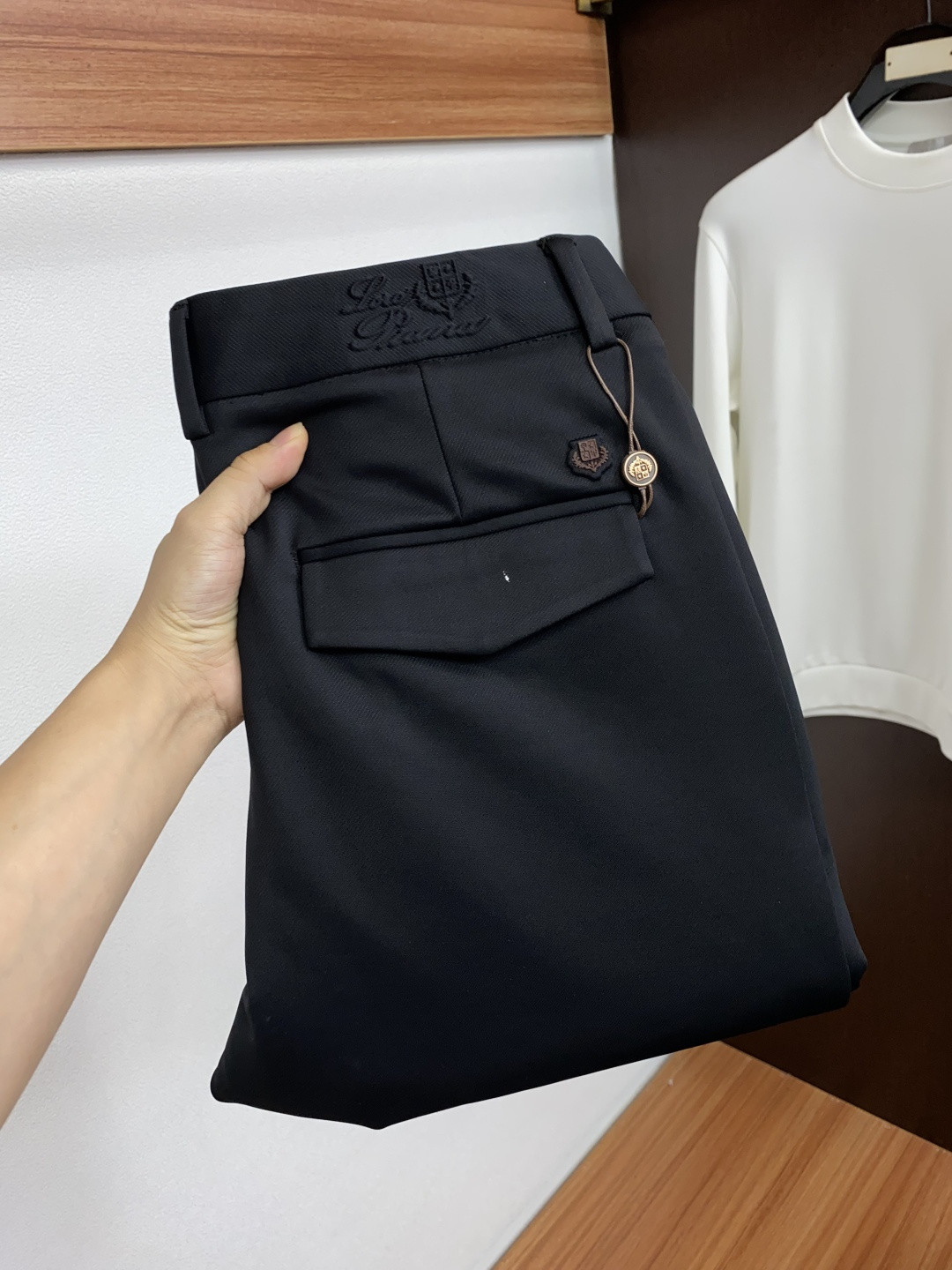 Loro Piana 诺悠翩雅 最新款秋冬休闲裤最新款上身版型无敌正!直筒版型 绝对可以闭眼收的一款 此款裤子非常百搭, Loro Piana 诺悠翩雅 最新款秋冬休闲裤最新款上身版型无敌正!直筒版型 绝对可以闭眼收的一款 此款裤子非常百搭,