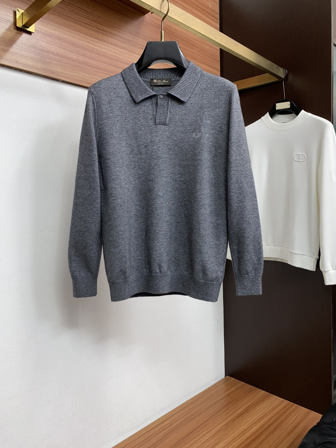 Loro Piana 诺悠翩雅 秋冬新款简约百搭款翻领羊毛混纺长袖毛衣 精致工艺专柜面料,顶级元素融合打造,潮男时尚,无 Loro Piana 诺悠翩雅 秋冬新款简约百搭款翻领羊毛混纺长袖毛衣 精致工艺专柜面料,顶级元素融合打造,潮男时尚,无