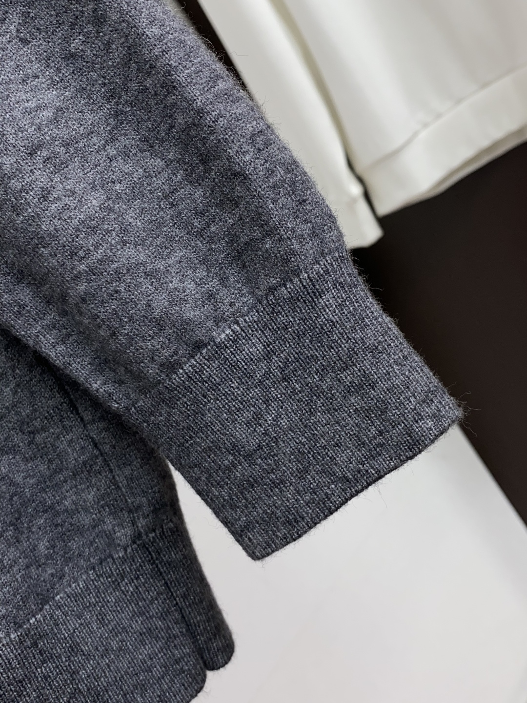 Loro Piana 诺悠翩雅 秋冬新款简约百搭款翻领羊毛混纺长袖毛衣 精致工艺专柜面料，顶级元素融合打造，潮男时尚，无