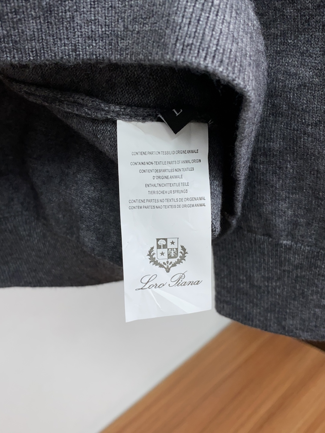 Loro Piana 诺悠翩雅 秋冬新款简约百搭款翻领羊毛混纺长袖毛衣 精致工艺专柜面料，顶级元素融合打造，潮男时尚，无