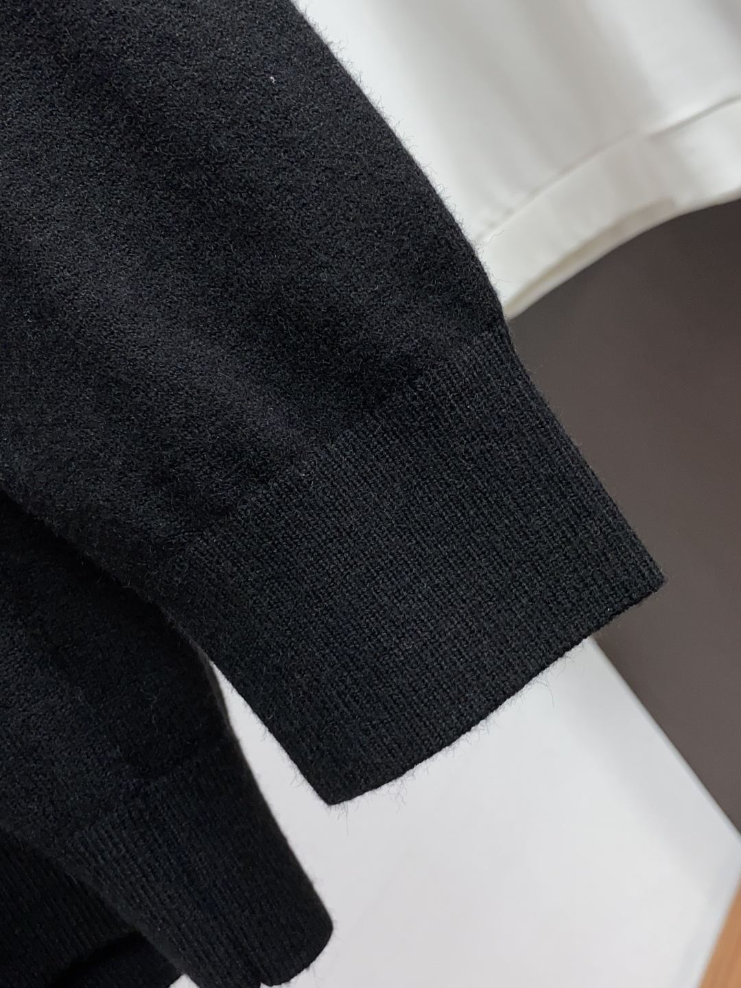 Loro Piana 诺悠翩雅 秋冬新款简约百搭款翻领羊毛混纺长袖毛衣 精致工艺专柜面料，顶级元素融合打造，潮男时尚，无