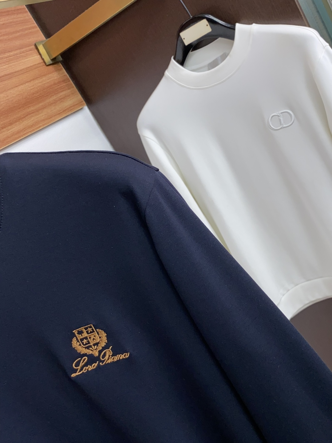 Loro Piana 诺悠翩雅 2026早秋新款 男士圆领长袖T恤 柜台同步发售 简洁时尚百搭 高端品质 ✨胸前刺绣lo