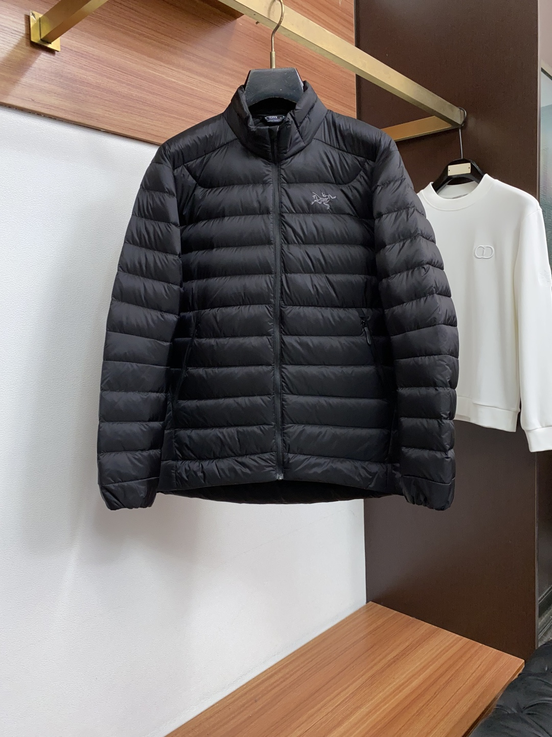 始祖鸟 S-2xL 2026ss新款发布羽绒夹克外套,秋冬季爆款外套,经典设计 白鸭羽绒填冲穿上就是舒适自在又显瘦的存在 始祖鸟 S-2xL 2026ss新款发布羽绒夹克外套,秋冬季爆款外套,经典设计 白鸭羽绒填冲穿上就是舒适自在又显瘦的存在