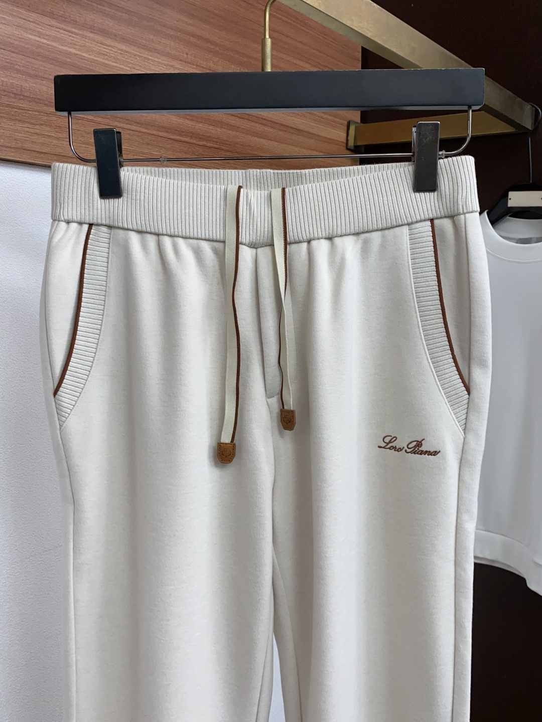 Loro Piana 诺悠翩雅 最新款羊毛混纺直筒休闲裤 秋冬最新款上身版型无敌正! 绝对可以闭眼收的一款 此款裤子非常 Loro Piana 诺悠翩雅 最新款羊毛混纺直筒休闲裤 秋冬最新款上身版型无敌正! 绝对可以闭眼收的一款 此款裤子非常