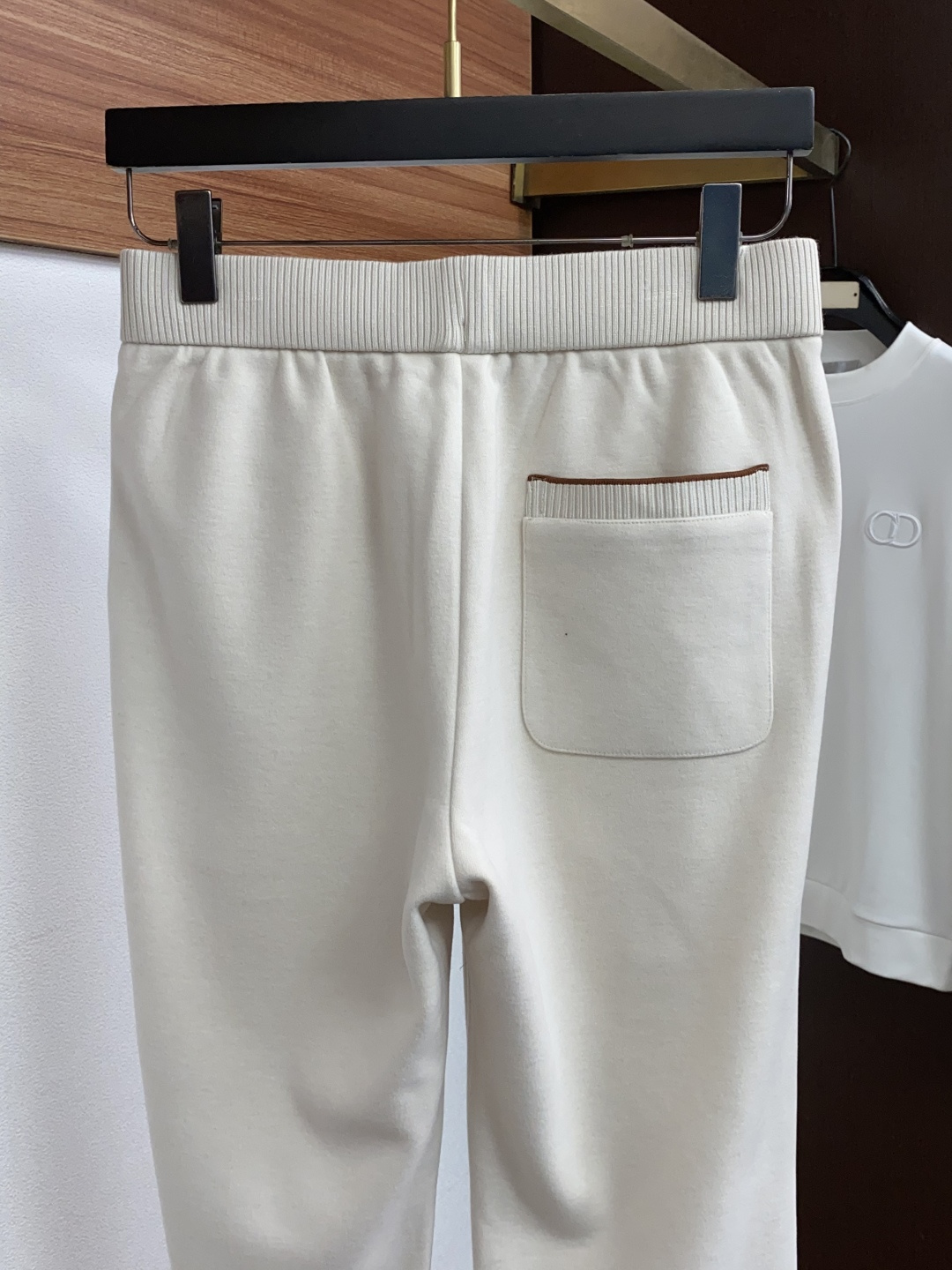 Loro Piana 诺悠翩雅 最新款羊毛混纺直筒休闲裤 秋冬最新款上身版型无敌正! 绝对可以闭眼收的一款 此款裤子非常 Loro Piana 诺悠翩雅 最新款羊毛混纺直筒休闲裤 秋冬最新款上身版型无敌正! 绝对可以闭眼收的一款 此款裤子非常