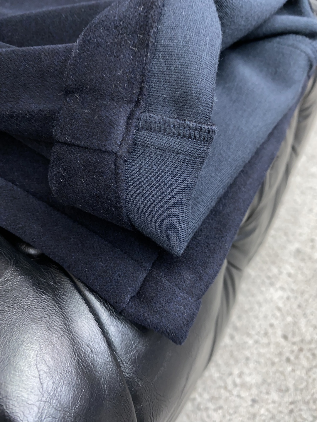 Loro Piana 诺悠翩雅 最新款羊毛混纺直筒休闲裤 秋冬最新款上身版型无敌正! 绝对可以闭眼收的一款 此款裤子非常 Loro Piana 诺悠翩雅 最新款羊毛混纺直筒休闲裤 秋冬最新款上身版型无敌正! 绝对可以闭眼收的一款 此款裤子非常