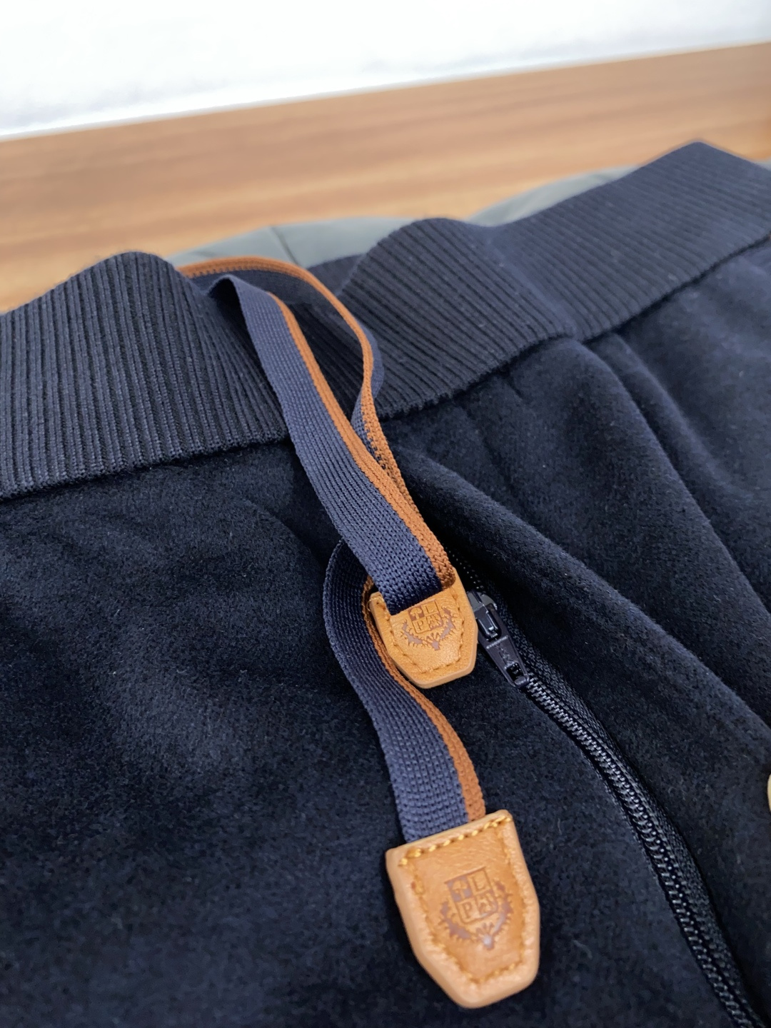 Loro Piana 诺悠翩雅 最新款羊毛混纺直筒休闲裤 秋冬最新款上身版型无敌正! 绝对可以闭眼收的一款 此款裤子非常 Loro Piana 诺悠翩雅 最新款羊毛混纺直筒休闲裤 秋冬最新款上身版型无敌正! 绝对可以闭眼收的一款 此款裤子非常
