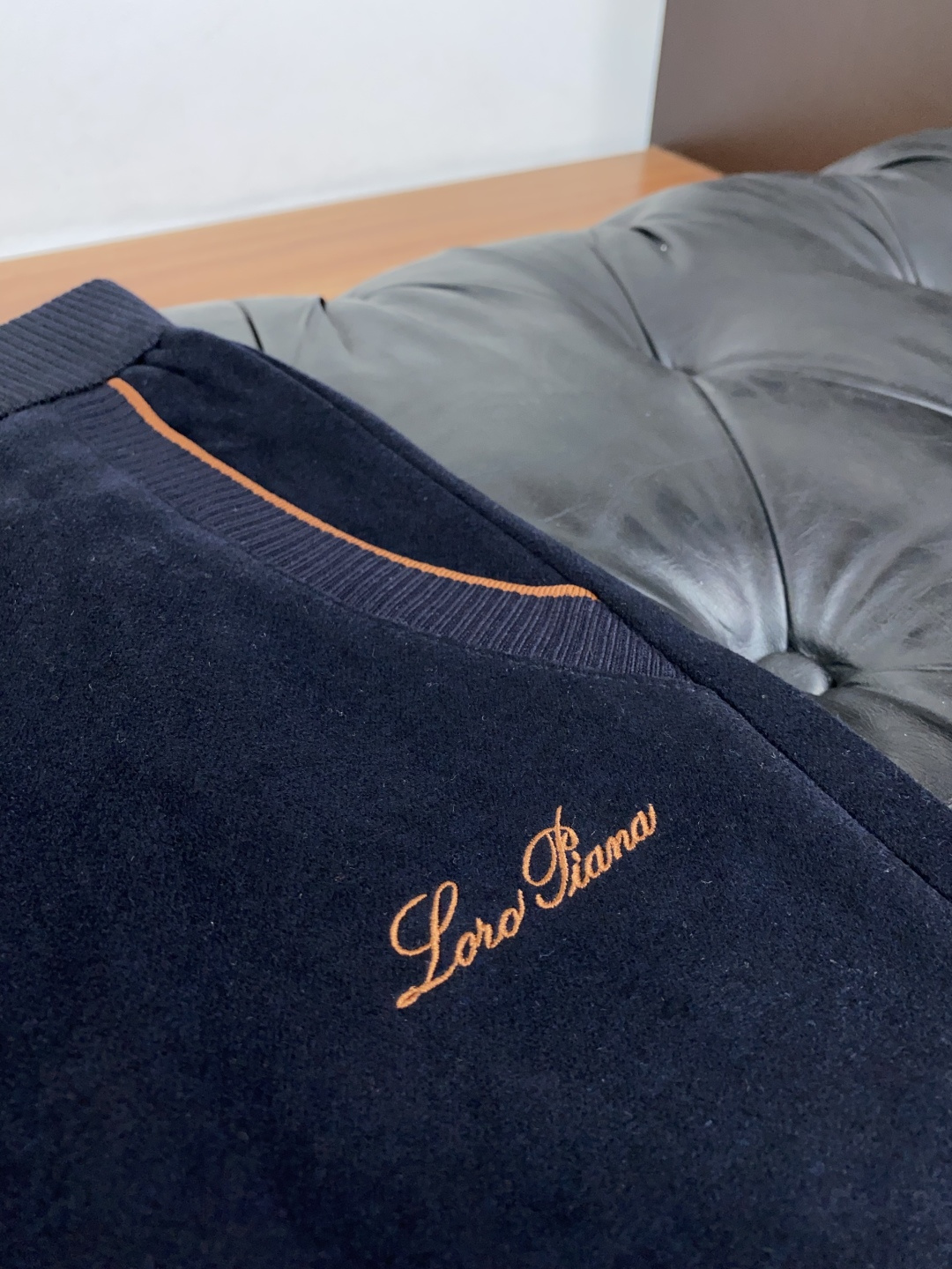Loro Piana 诺悠翩雅 最新款羊毛混纺直筒休闲裤 秋冬最新款上身版型无敌正! 绝对可以闭眼收的一款 此款裤子非常 Loro Piana 诺悠翩雅 最新款羊毛混纺直筒休闲裤 秋冬最新款上身版型无敌正! 绝对可以闭眼收的一款 此款裤子非常