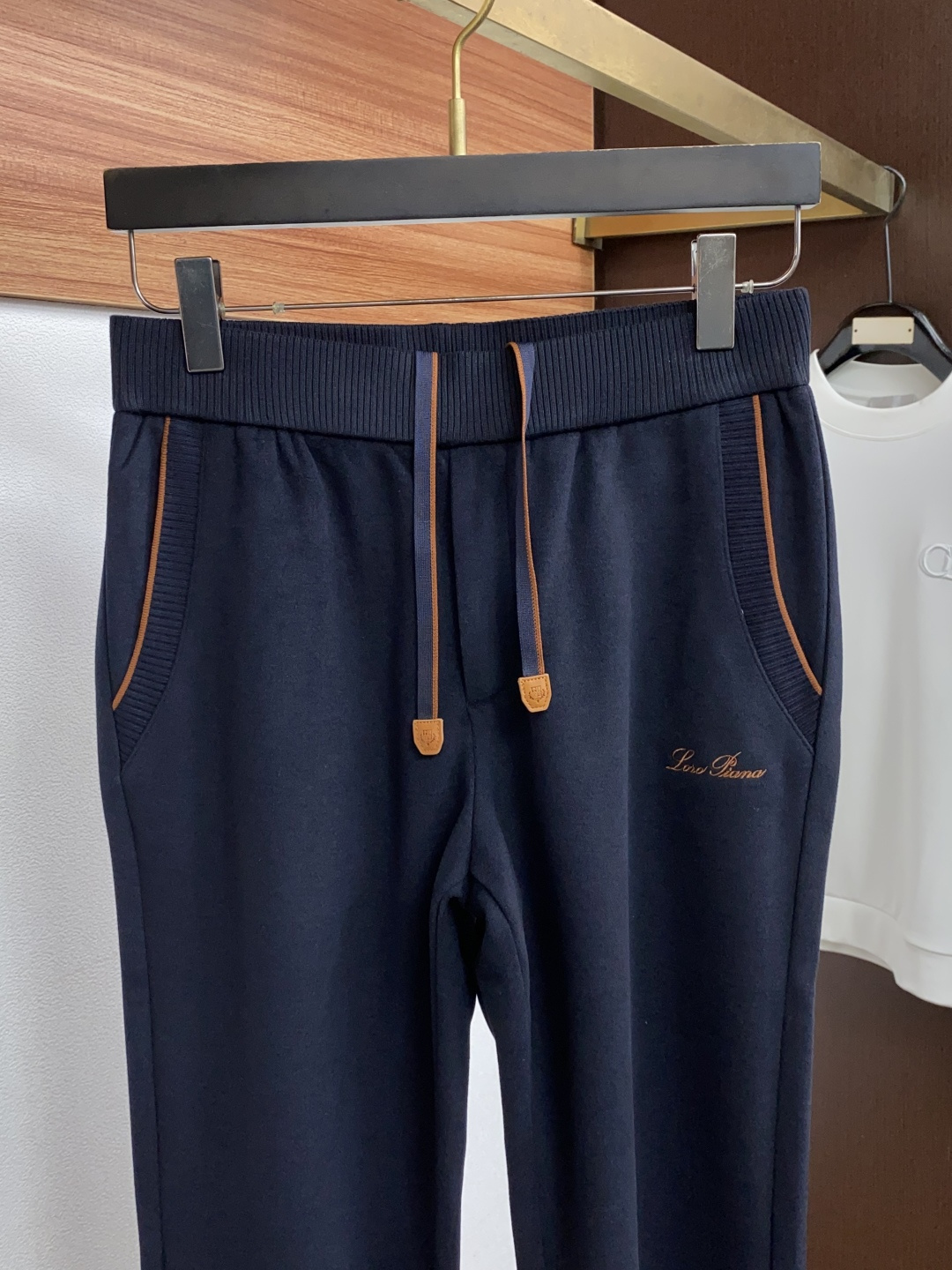 Loro Piana 诺悠翩雅 最新款羊毛混纺直筒休闲裤 秋冬最新款上身版型无敌正! 绝对可以闭眼收的一款 此款裤子非常 Loro Piana 诺悠翩雅 最新款羊毛混纺直筒休闲裤 秋冬最新款上身版型无敌正! 绝对可以闭眼收的一款 此款裤子非常
