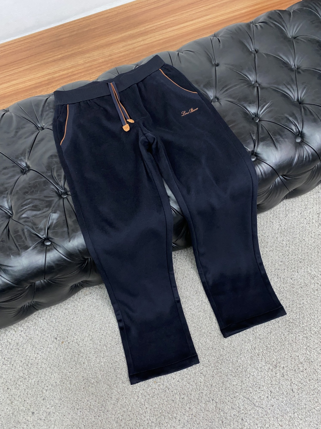 Loro Piana 诺悠翩雅 最新款羊毛混纺直筒休闲裤 秋冬最新款上身版型无敌正! 绝对可以闭眼收的一款 此款裤子非常 Loro Piana 诺悠翩雅 最新款羊毛混纺直筒休闲裤 秋冬最新款上身版型无敌正! 绝对可以闭眼收的一款 此款裤子非常