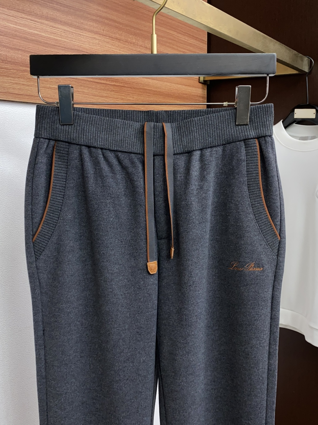 Loro Piana 诺悠翩雅 最新款羊毛混纺直筒休闲裤 秋冬最新款上身版型无敌正! 绝对可以闭眼收的一款 此款裤子非常 Loro Piana 诺悠翩雅 最新款羊毛混纺直筒休闲裤 秋冬最新款上身版型无敌正! 绝对可以闭眼收的一款 此款裤子非常