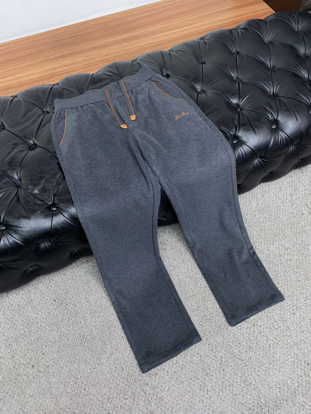 Loro Piana 诺悠翩雅 最新款羊毛混纺直筒休闲裤 秋冬最新款上身版型无敌正! 绝对可以闭眼收的一款 此款裤子非常 Loro Piana 诺悠翩雅 最新款羊毛混纺直筒休闲裤 秋冬最新款上身版型无敌正! 绝对可以闭眼收的一款 此款裤子非常