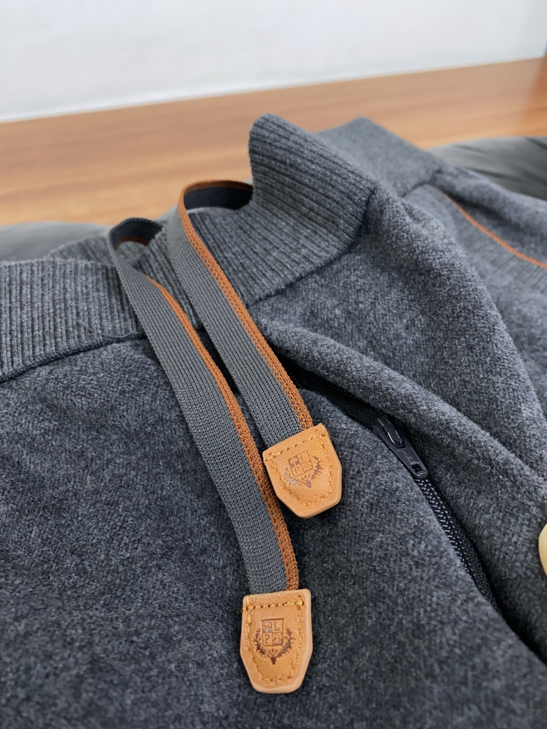Loro Piana 诺悠翩雅 最新款羊毛混纺直筒休闲裤 秋冬最新款上身版型无敌正! 绝对可以闭眼收的一款 此款裤子非常 Loro Piana 诺悠翩雅 最新款羊毛混纺直筒休闲裤 秋冬最新款上身版型无敌正! 绝对可以闭眼收的一款 此款裤子非常