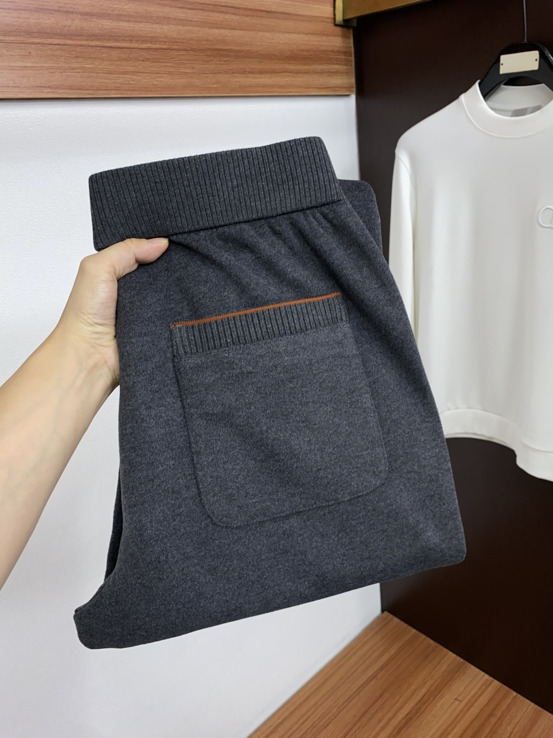 Loro Piana 诺悠翩雅 最新款羊毛混纺直筒休闲裤 秋冬最新款上身版型无敌正! 绝对可以闭眼收的一款 此款裤子非常 Loro Piana 诺悠翩雅 最新款羊毛混纺直筒休闲裤 秋冬最新款上身版型无敌正! 绝对可以闭眼收的一款 此款裤子非常