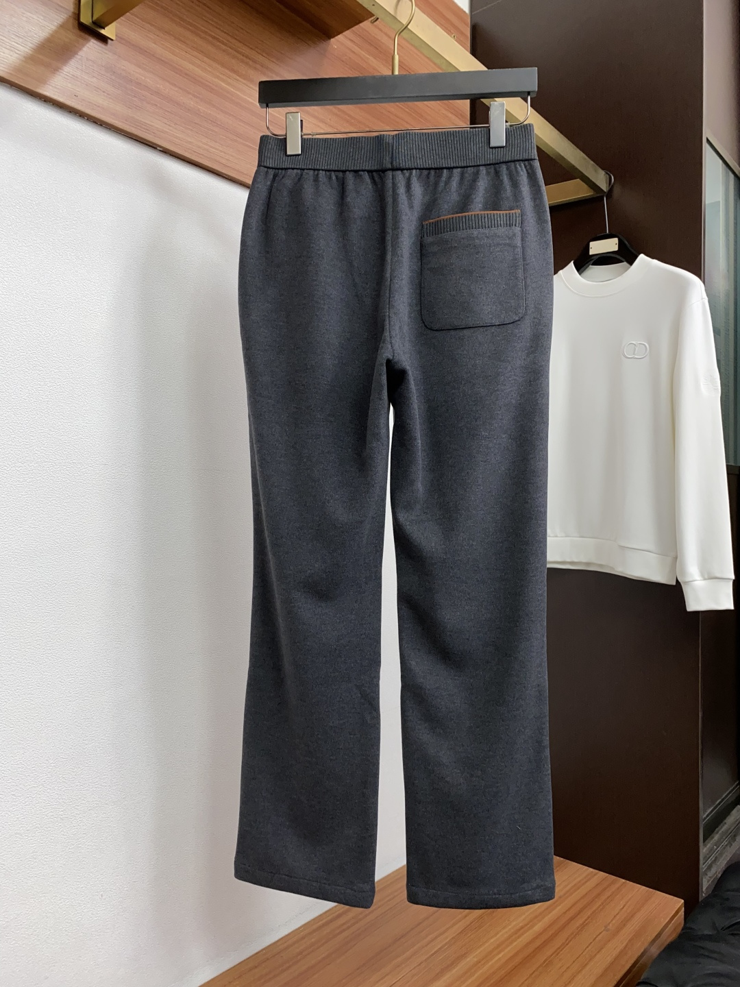 Loro Piana 诺悠翩雅 最新款羊毛混纺直筒休闲裤 秋冬最新款上身版型无敌正! 绝对可以闭眼收的一款 此款裤子非常 Loro Piana 诺悠翩雅 最新款羊毛混纺直筒休闲裤 秋冬最新款上身版型无敌正! 绝对可以闭眼收的一款 此款裤子非常