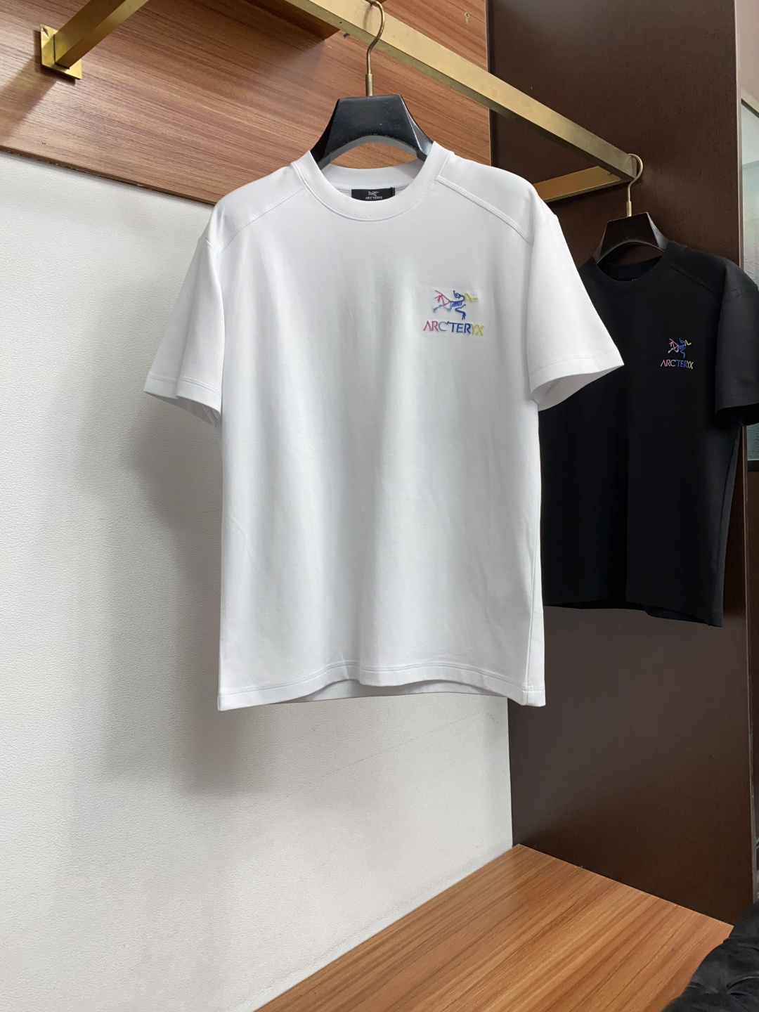 始祖鸟  2026秋冬 圆领绣花短袖T恤打底衫 元素性的Logo徽章凸显休闲时尚魅力,依然独领时尚风骚.内搭好伴侣… 客