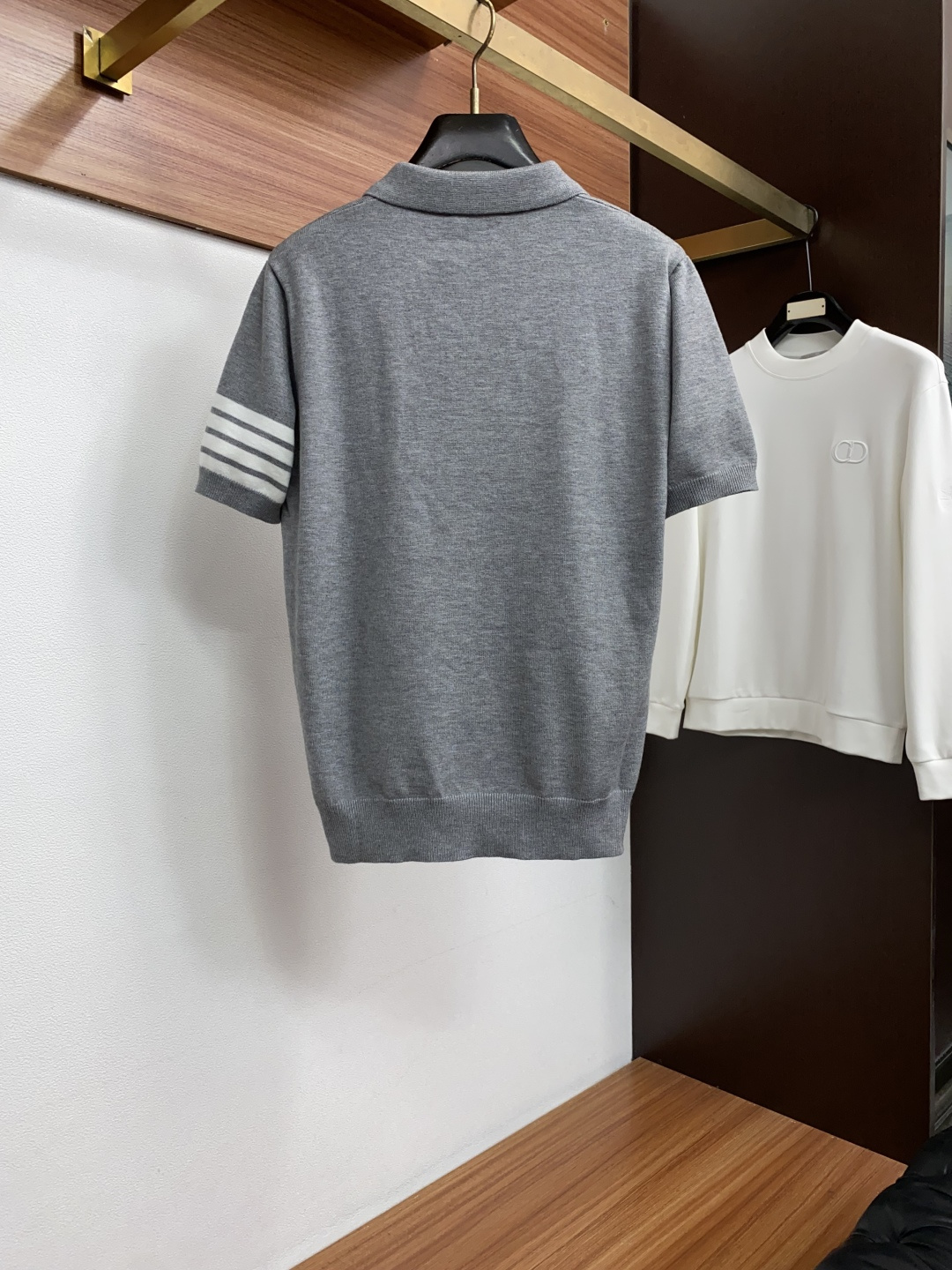 TB 尺码M-3xL 2026秋冬翻领短袖羊毛衫 成分 羊毛混纺 工艺 齐脚针织 老钱风 视觉主调,休闲时尚款式 功能 TB 尺码M-3xL 2026秋冬翻领短袖羊毛衫 成分 羊毛混纺 工艺 齐脚针织 老钱风 视觉主调,休闲时尚款式 功能