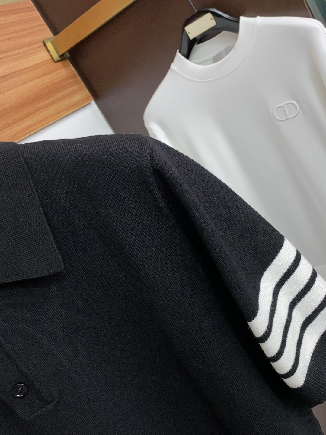 TB 尺码M-3xL 2026秋冬翻领短袖羊毛衫 成分 羊毛混纺 工艺 齐脚针织 老钱风 视觉主调,休闲时尚款式 功能 TB 尺码M-3xL 2026秋冬翻领短袖羊毛衫 成分 羊毛混纺 工艺 齐脚针织 老钱风 视觉主调,休闲时尚款式 功能