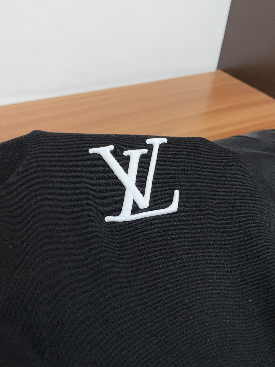 1v 路易威登 2026秋冬 圆领绣花长袖T恤打底衫 元素性的Logo徽章凸显休闲时尚魅力,依然独领时尚风骚.内搭好伴 1v 路易威登 2026秋冬 圆领绣花长袖T恤打底衫 元素性的Logo徽章凸显休闲时尚魅力,依然独领时尚风骚.内搭好伴