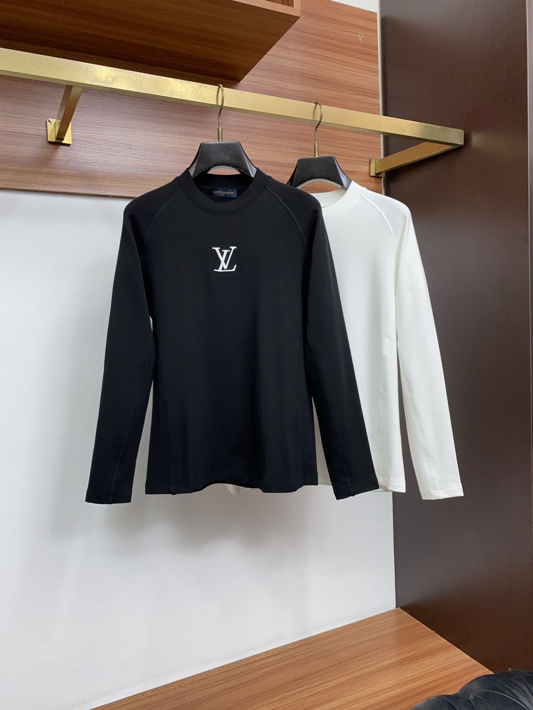 1v 路易威登 2026秋冬 圆领绣花长袖T恤打底衫 元素性的Logo徽章凸显休闲时尚魅力,依然独领时尚风骚.内搭好伴 1v 路易威登 2026秋冬 圆领绣花长袖T恤打底衫 元素性的Logo徽章凸显休闲时尚魅力,依然独领时尚风骚.内搭好伴