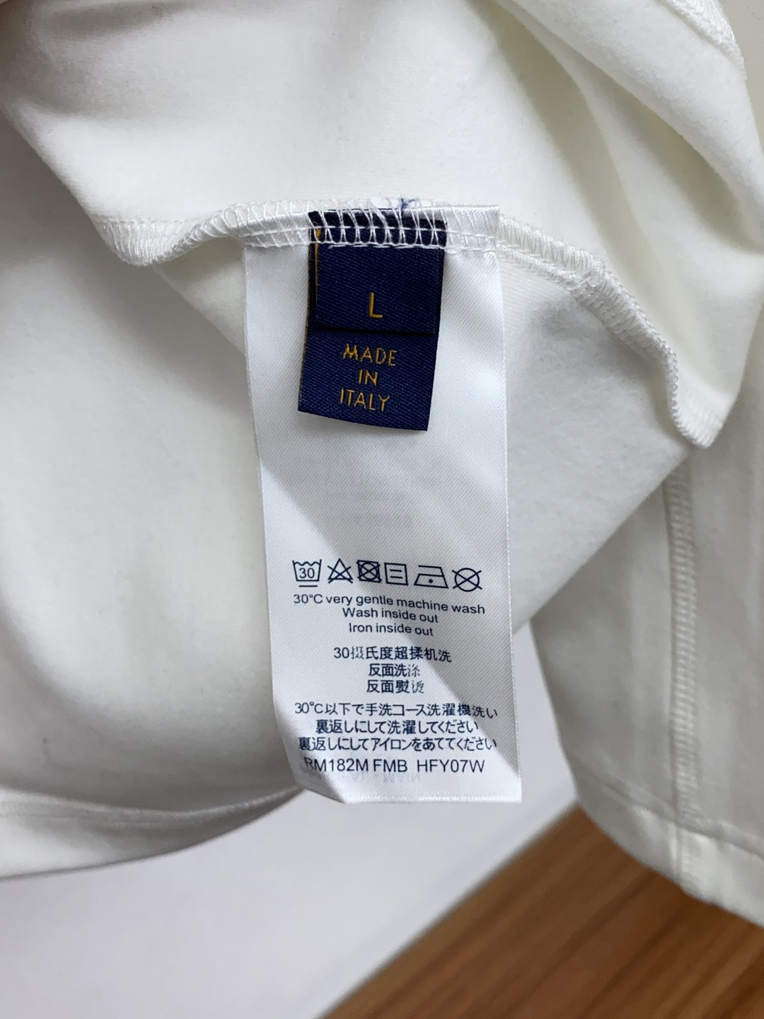 1v 路易威登 2026秋冬 圆领绣花长袖T恤打底衫 元素性的Logo徽章凸显休闲时尚魅力,依然独领时尚风骚.内搭好伴 1v 路易威登 2026秋冬 圆领绣花长袖T恤打底衫 元素性的Logo徽章凸显休闲时尚魅力,依然独领时尚风骚.内搭好伴