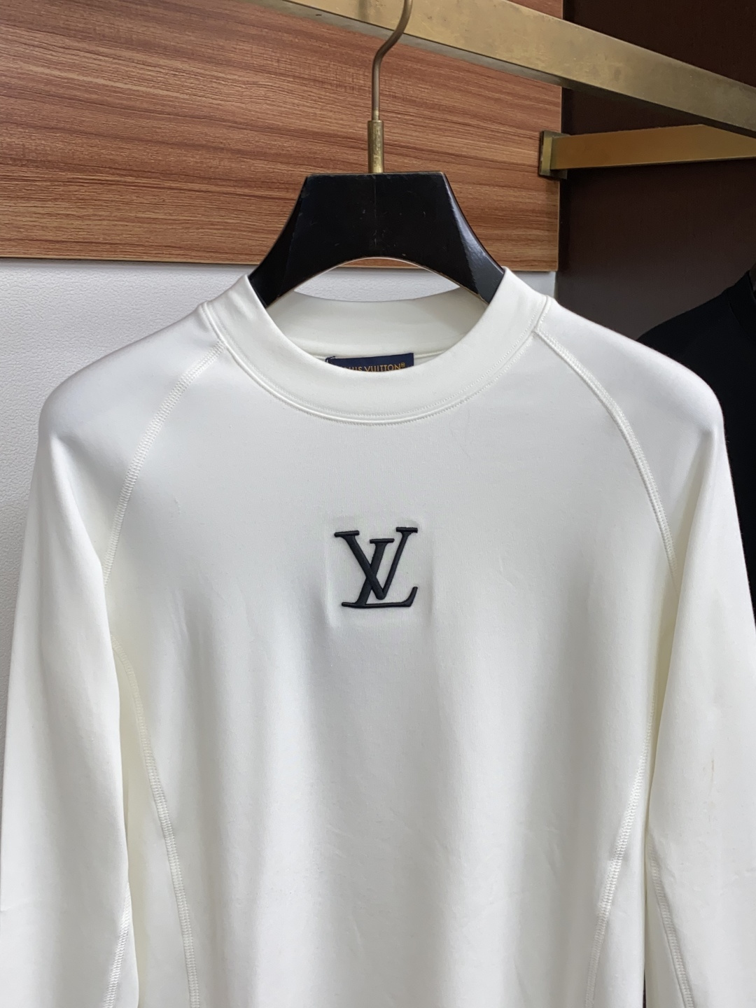 1v 路易威登 2026秋冬 圆领绣花长袖T恤打底衫 元素性的Logo徽章凸显休闲时尚魅力,依然独领时尚风骚.内搭好伴 1v 路易威登 2026秋冬 圆领绣花长袖T恤打底衫 元素性的Logo徽章凸显休闲时尚魅力,依然独领时尚风骚.内搭好伴