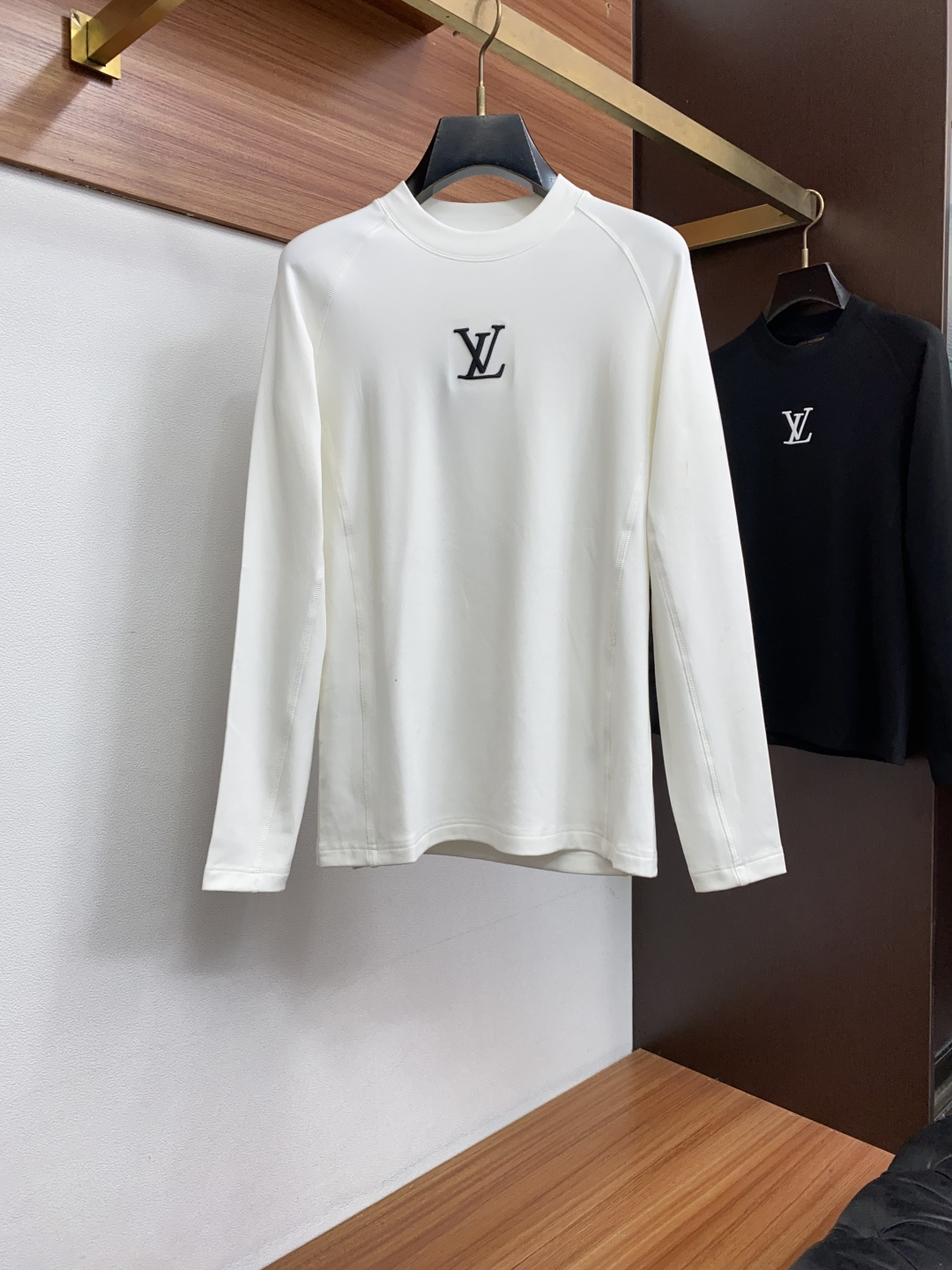 1v 路易威登  2026秋冬 圆领绣花长袖T恤打底衫 元素性的Logo徽章凸显休闲时尚魅力,依然独领时尚风骚.内搭好伴