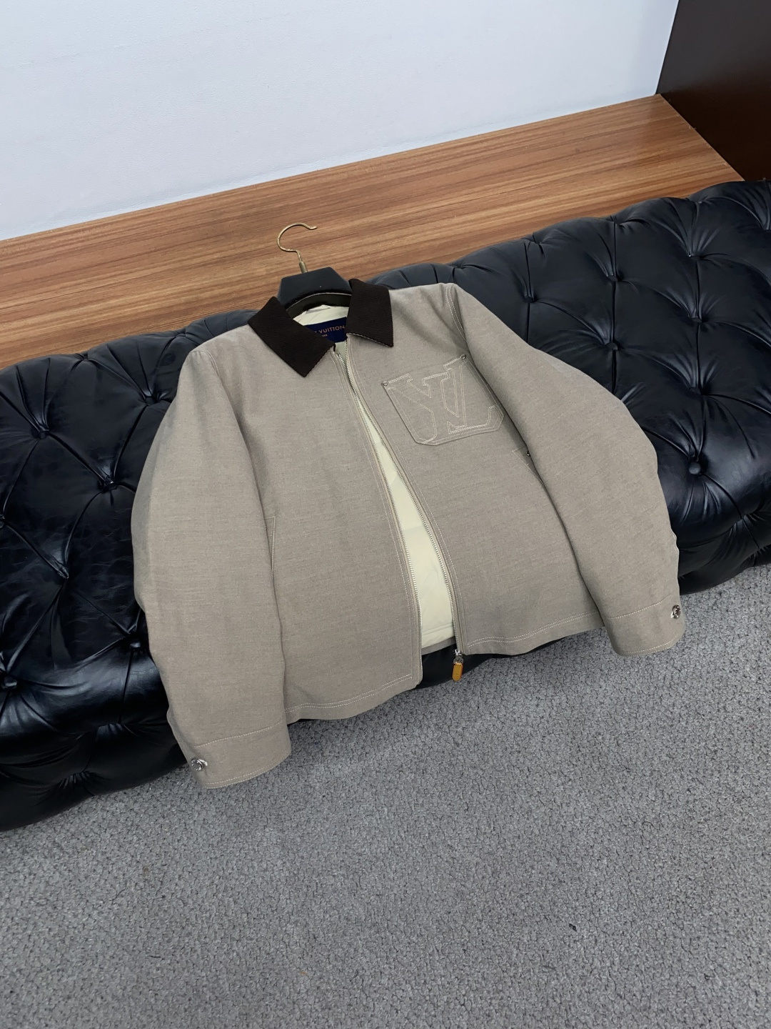 1v 路易威登 秋冬男士商务翻领时尚羽绒服  定制羊毛面料 超有设计斜坑条纹翻领 轻奢时尚休闲风格，轻盈保暖柔软！低调系