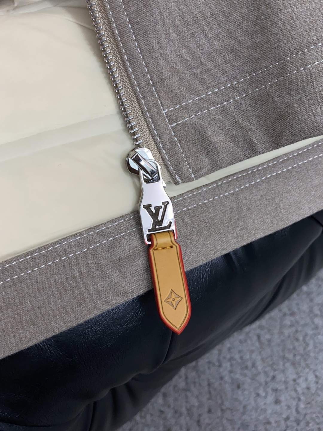 1v 路易威登 秋冬男士商务翻领时尚羽绒服  定制羊毛面料 超有设计斜坑条纹翻领 轻奢时尚休闲风格，轻盈保暖柔软！低调系