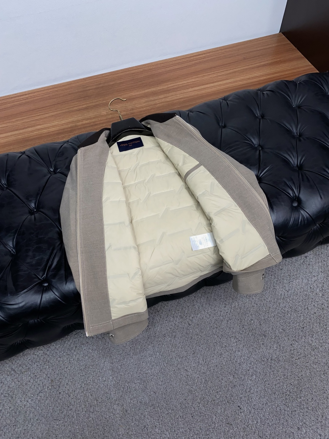 1v 路易威登 秋冬男士商务翻领时尚羽绒服  定制羊毛面料 超有设计斜坑条纹翻领 轻奢时尚休闲风格，轻盈保暖柔软！低调系