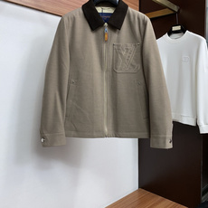 1v 路易威登 秋冬男士商务翻领时尚羽绒服 定制羊毛面料 超有设计斜坑条纹翻领 轻奢时尚休闲风格,轻盈保暖柔软!低调系 1v 路易威登 秋冬男士商务翻领时尚羽绒服 定制羊毛面料 超有设计斜坑条纹翻领 轻奢时尚休闲风格,轻盈保暖柔软!低调系