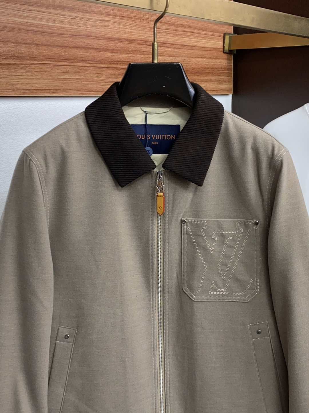 1v 路易威登 秋冬男士商务翻领时尚羽绒服  定制羊毛面料 超有设计斜坑条纹翻领 轻奢时尚休闲风格，轻盈保暖柔软！低调系