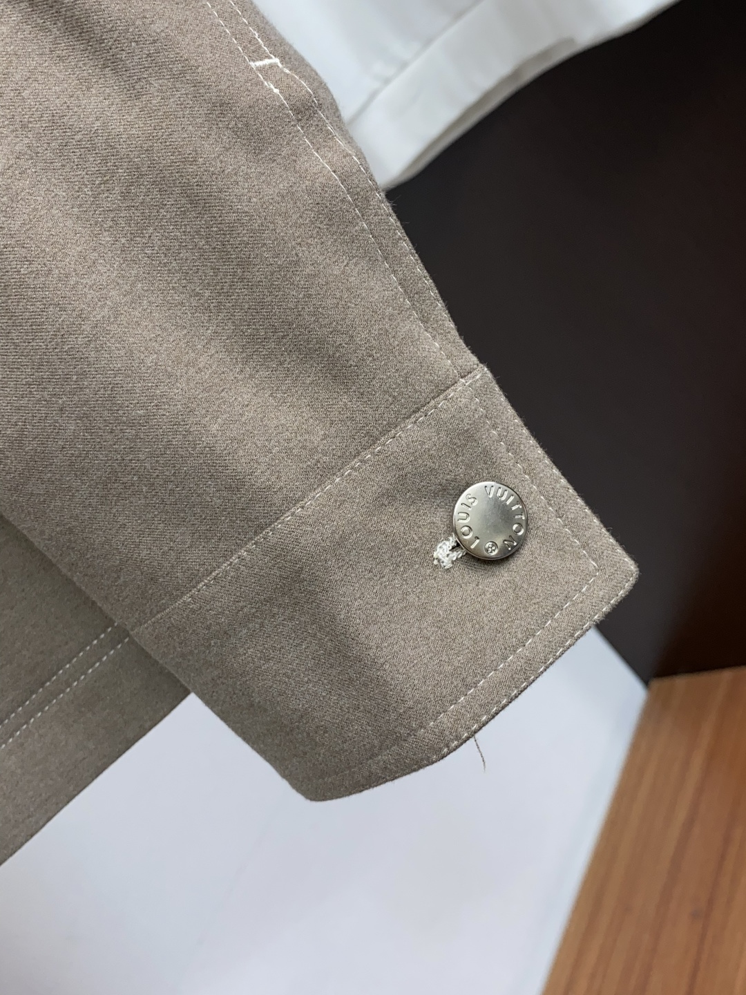 1v 路易威登 秋冬男士商务翻领时尚羽绒服  定制羊毛面料 超有设计斜坑条纹翻领 轻奢时尚休闲风格，轻盈保暖柔软！低调系